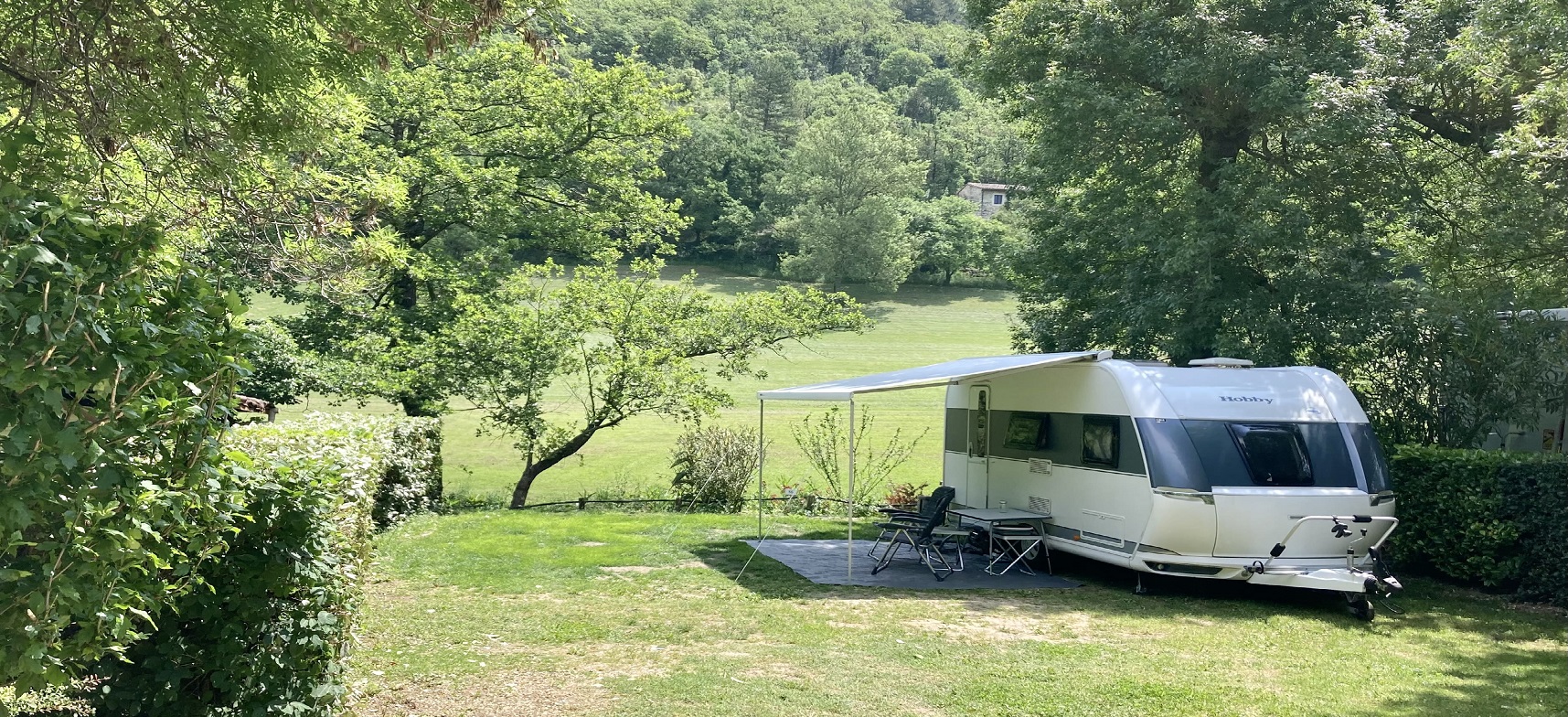 Camping Porte De Provence : Emplacements spacieux