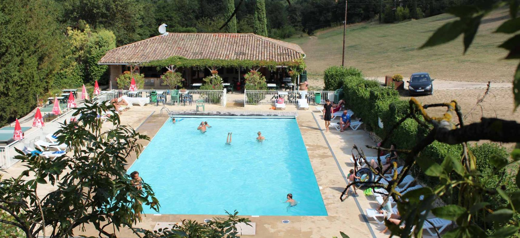vue de haut piscine camping en Drôme